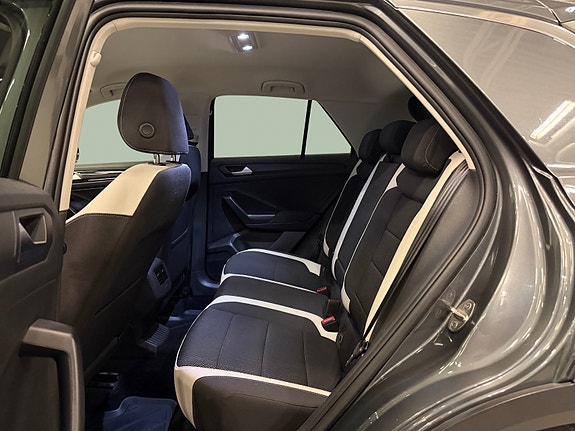 Volkswagen T-Roc 11 of 30
