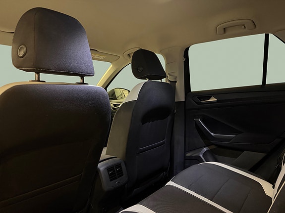 Volkswagen T-Roc 13 of 30