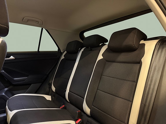 Volkswagen T-Roc 12 of 30