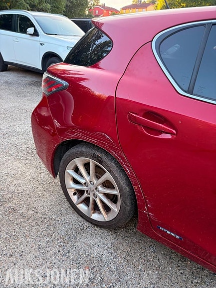 Lexus CT200h 12 of 13