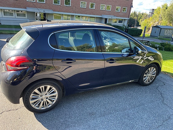 Peugeot 208 3 of 8
