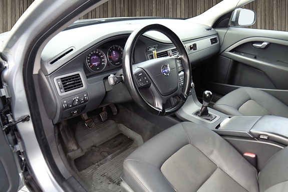 Volvo V70 10 of 30