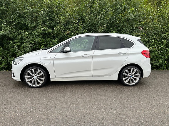 BMW 225xe 2 of 30