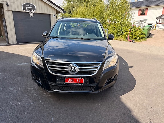 Volkswagen Tiguan 2 of 10