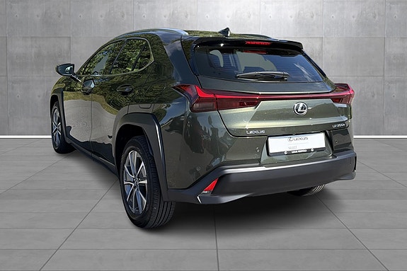 Lexus UX300e 7 of 22