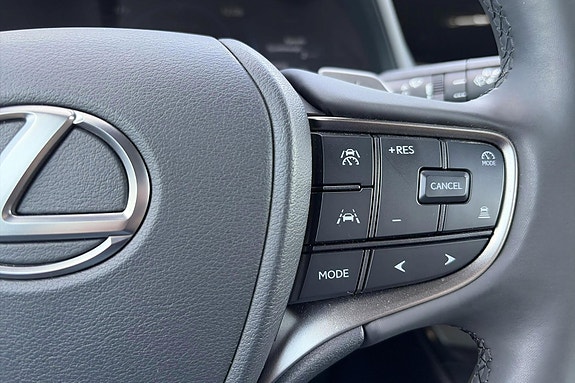 Lexus UX300e 15 of 22