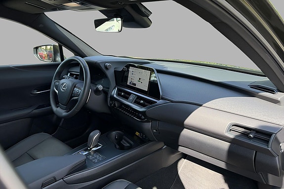 Lexus UX300e 11 of 22
