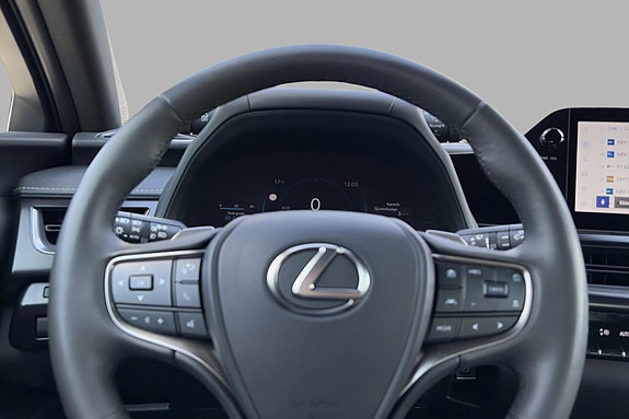 Lexus UX300e 12 of 22