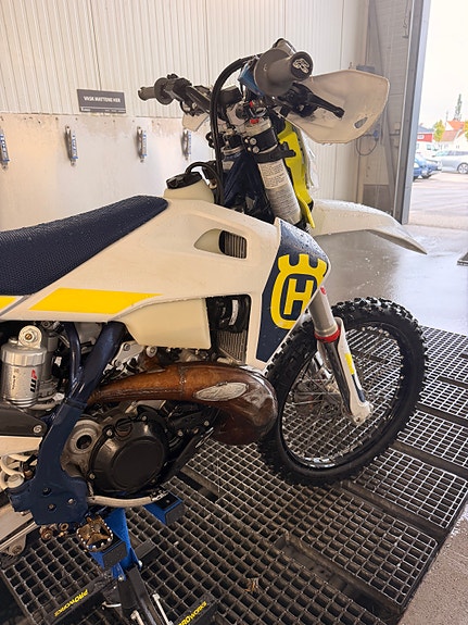 Husqvarna TE 300i 2 of 7