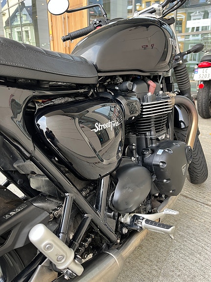 Triumph Street Twin 13 of 15