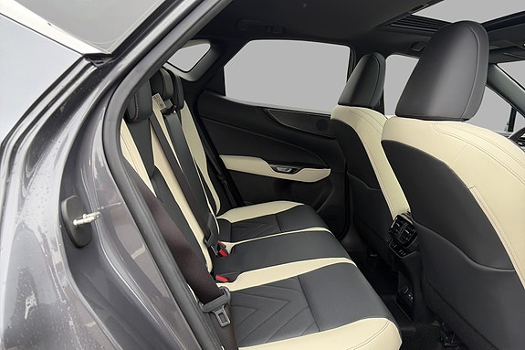 Lexus NX450h 18 of 26