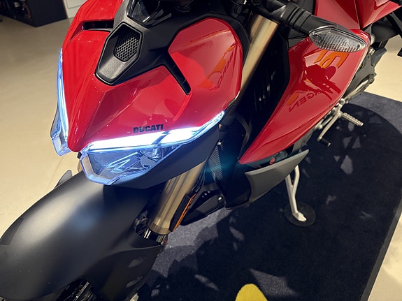 Ducati Streetfighter V2 8 of 15
