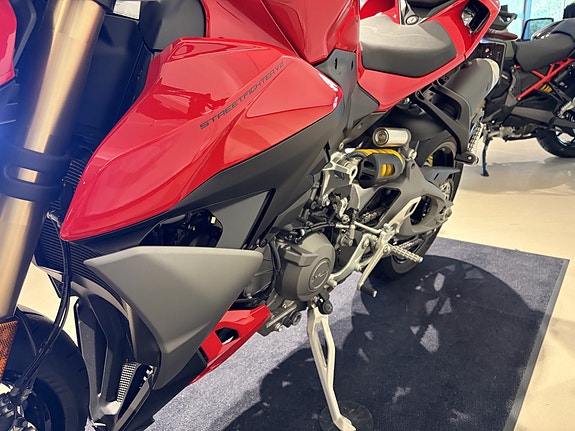 Ducati Streetfighter V2 9 of 15