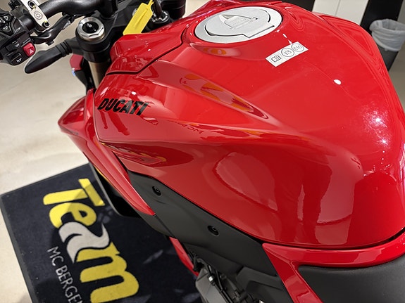 Ducati Streetfighter V2 12 of 15