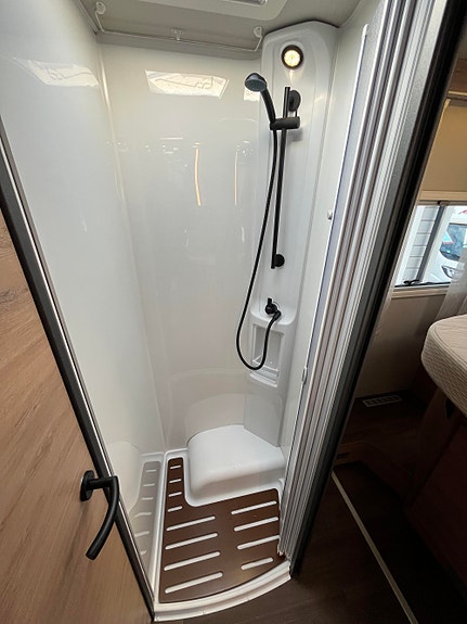 Knaus LIVE WAVE 700 DX PLATINUM SELECTION // Senkeseng, Alde varme, 180 HK, 8-Trinns automat , Queenbed, ++/ 20 of 28