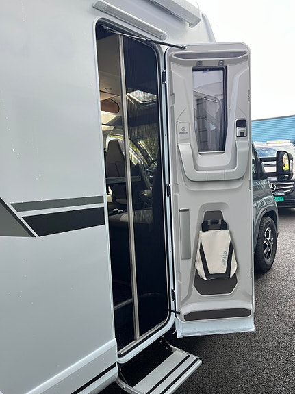 Knaus LIVE WAVE 700 DX PLATINUM SELECTION // Senkeseng, Alde varme, 180 HK, 8-Trinns automat , Queenbed, ++/ 21 of 28