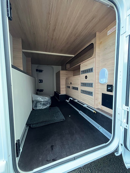 Knaus LIVE WAVE 700 DX PLATINUM SELECTION // Senkeseng, Alde varme, 180 HK, 8-Trinns automat , Queenbed, ++/ 22 of 28