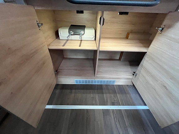 Knaus LIVE WAVE 700 DX PLATINUM SELECTION // Senkeseng, Alde varme, 180 HK, 8-Trinns automat , Queenbed, ++/ 16 of 28