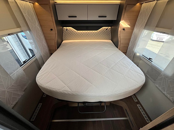 Knaus LIVE WAVE 700 DX PLATINUM SELECTION // Senkeseng, Alde varme, 180 HK, 8-Trinns automat , Queenbed, ++/ 15 of 28