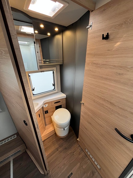 Knaus LIVE WAVE 700 DX PLATINUM SELECTION // Senkeseng, Alde varme, 180 HK, 8-Trinns automat , Queenbed, ++/ 19 of 28