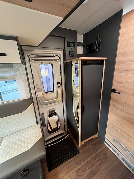 Knaus LIVE WAVE 700 DX PLATINUM SELECTION // Senkeseng, Alde varme, 180 HK, 8-Trinns automat , Queenbed, ++/ 13 of 28