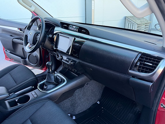 Toyota HiLux 30 of 30