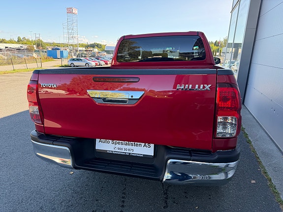 Toyota HiLux 14 of 30