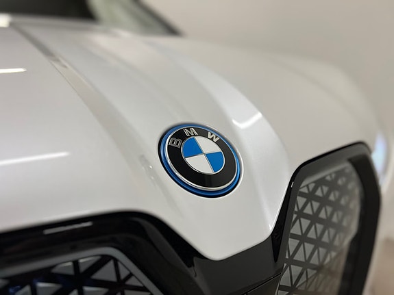BMW iX 13 of 30
