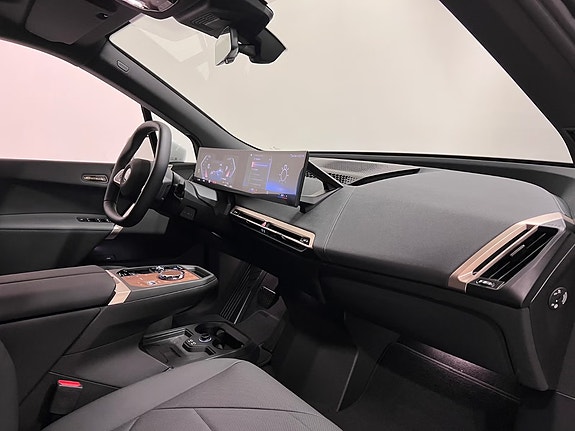 BMW iX 20 of 30