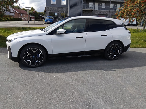 BMW iX 10 of 30