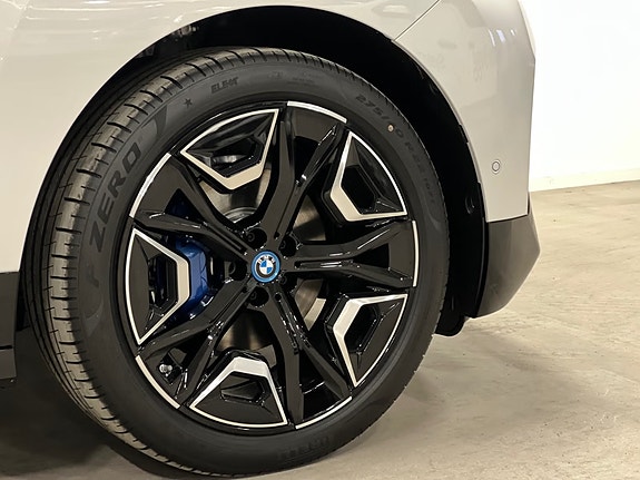 BMW iX 14 of 30