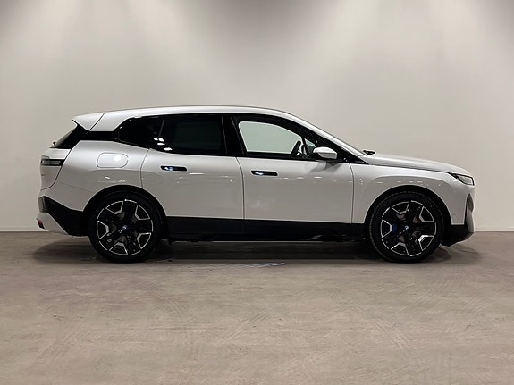 BMW iX 8 of 30