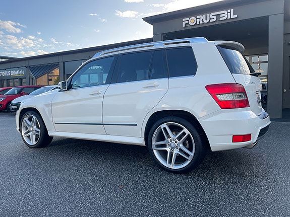 Mercedes-Benz GLK350 2 of 30