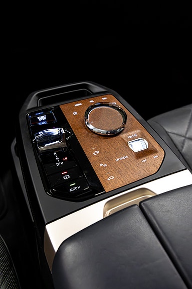 BMW iX 22 of 30