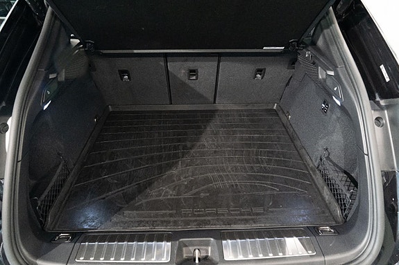 Porsche Macan 27 of 30