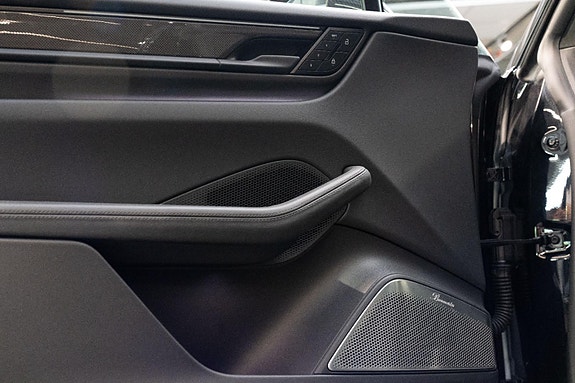 Porsche Macan 15 of 30
