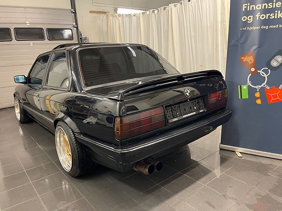 BMW 320i 11 of 30