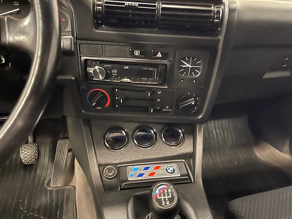 BMW 320i 21 of 30
