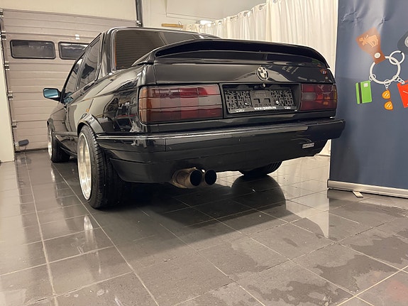 BMW 320i 12 of 30