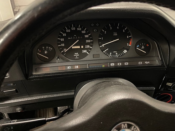 BMW 320i 19 of 30