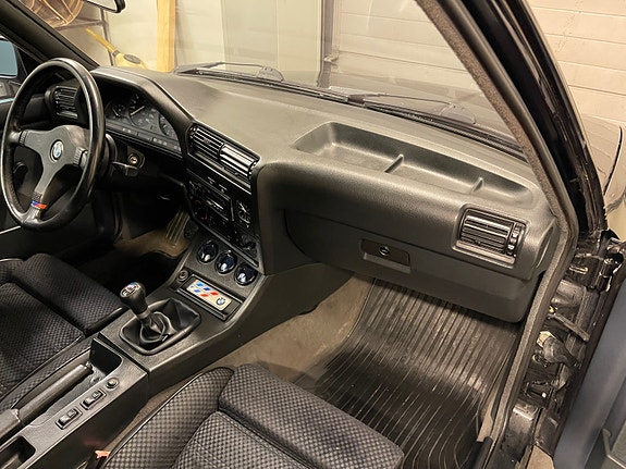 BMW 320i 26 of 30