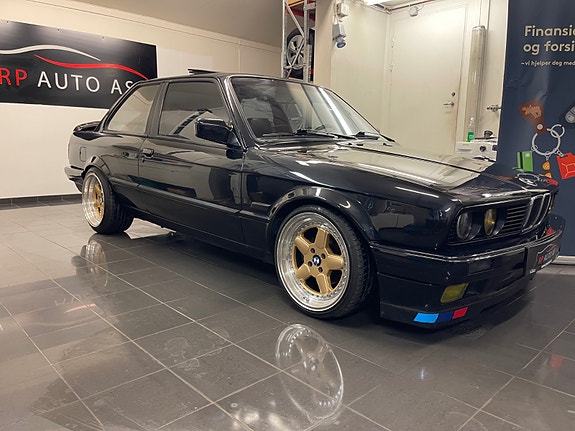 BMW 320i 4 of 30