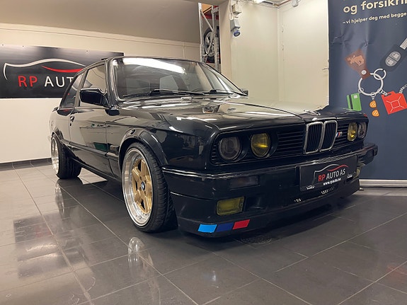 BMW 320i 2 of 30