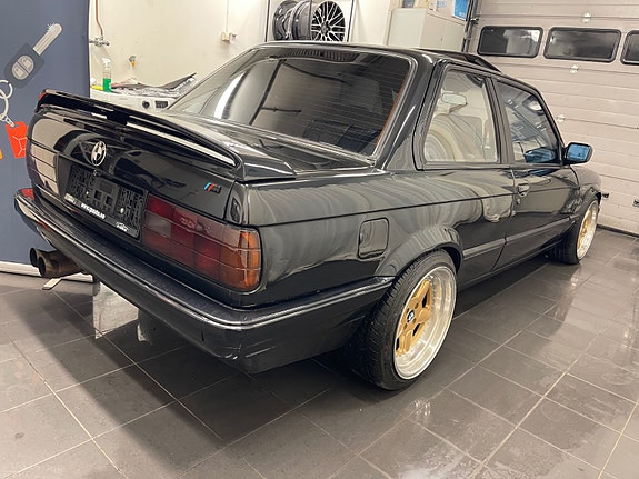 BMW 320i 16 of 30