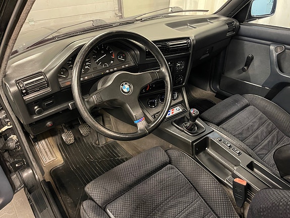 BMW 320i 17 of 30