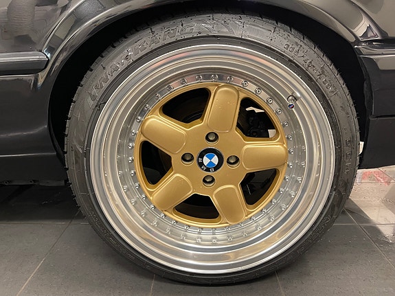 BMW 320i 28 of 30