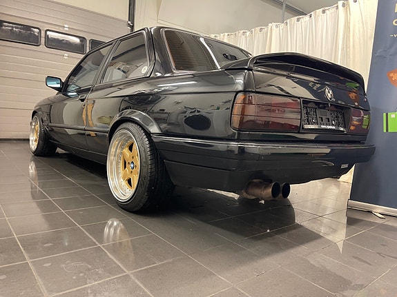 BMW 320i 13 of 30