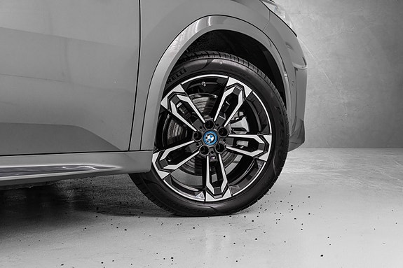 BMW iX2 11 of 30