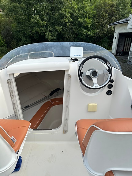 Quicksilver 470 cruiser 9 of 25