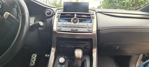 Lexus NX300h 13 of 21
